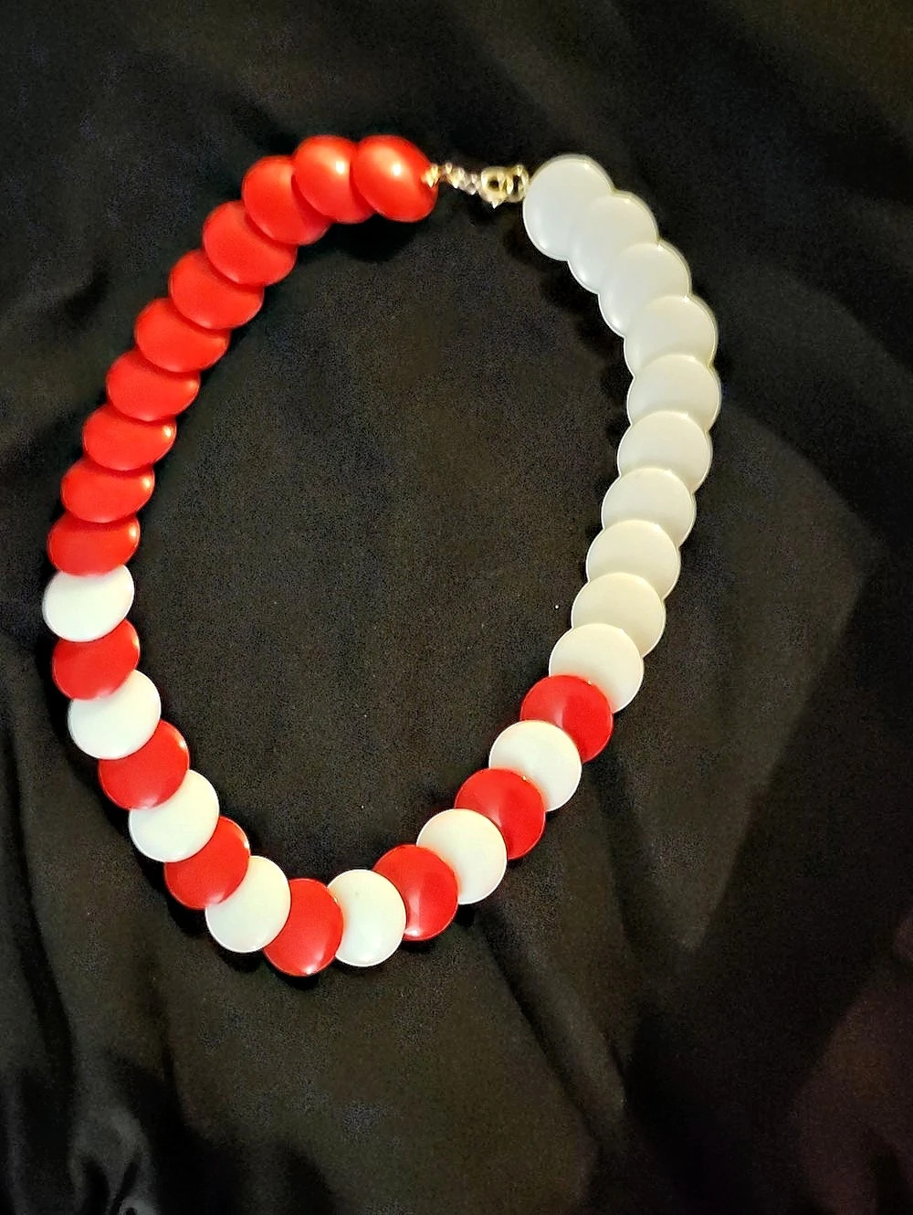 Red & White Beaded Disc Necklace Like New